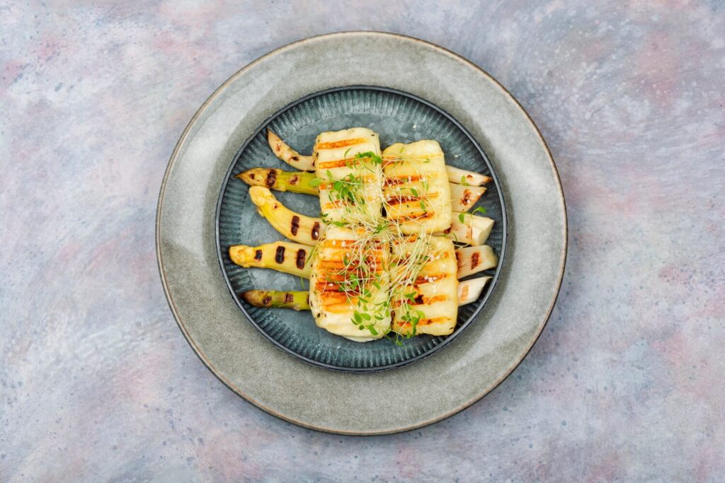 Baked-white-asparagus-with-halloumi-cheese