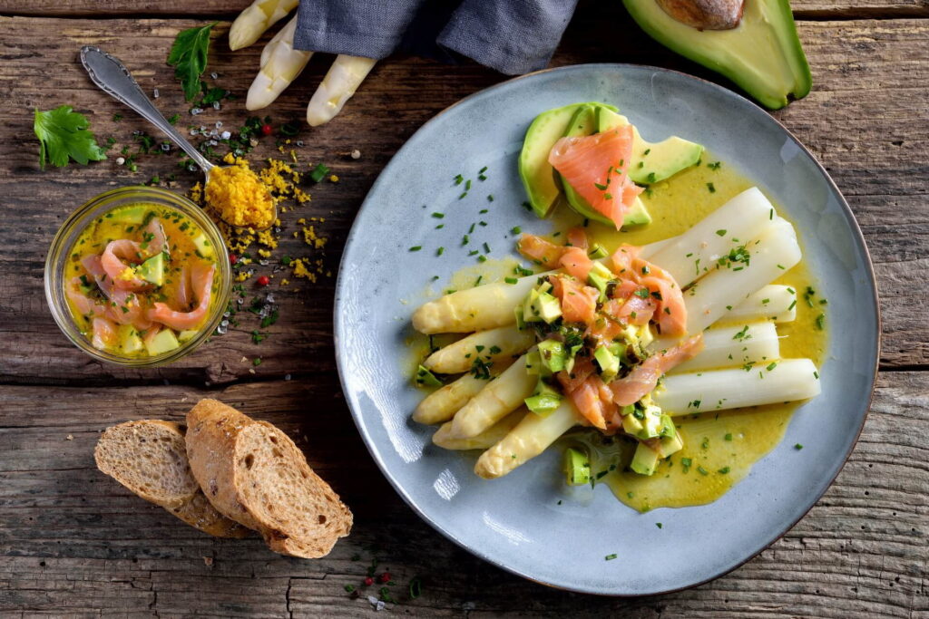 elingea recipe Fresh white asparagus with lemon orange vinaigrette with avocado and smoked salmon