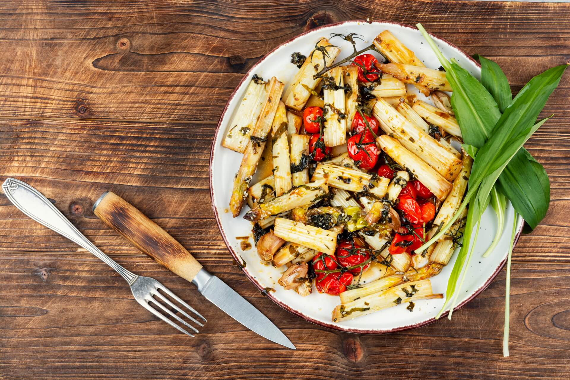 elingea-recipe-Oven-roasted juicy asparagus with wild garlic and sesame seeds. Vegetarian food.
